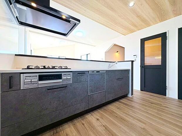 広々とした対面式キッチンです。作業もしやすいです。収納力も〇 食洗器+浄水器付きです!