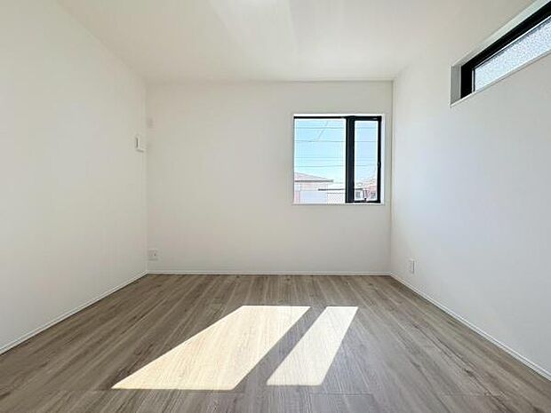 寝室6.2帖!収納付きでベッドを置いても充分な広さがあります。