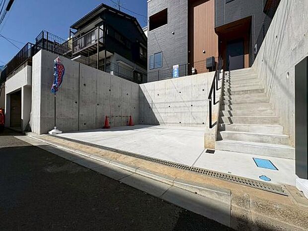 駐車場2台可能です!玄関側の外観もスタイリッシュでよいですね!