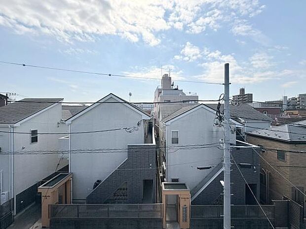 バルコニーからの眺望です!前面の建物より高さがあるのであまり視線が気になりません。