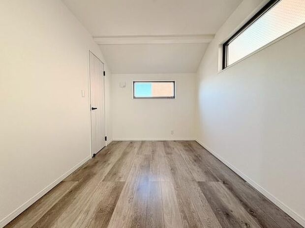 子供部屋5.8帖!ウォークインクローゼット付きのお部屋です!お子様部屋やリモートワーク部屋としてもお使いいただけます。