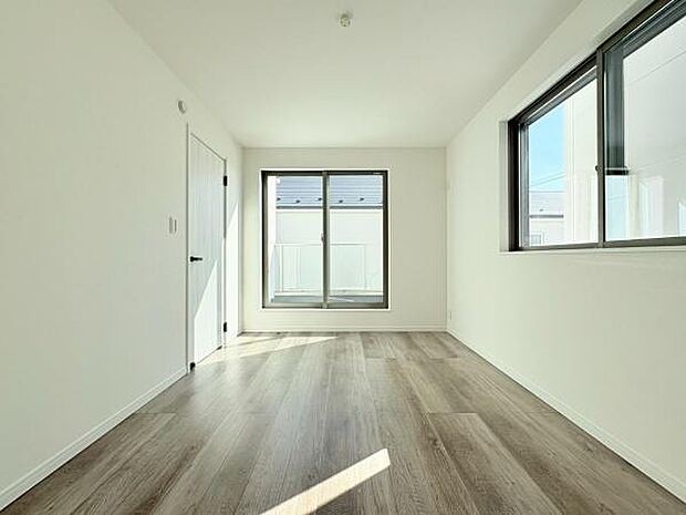 洋室6.3帖!ウォークインクローゼット付きのお部屋です!バルコニーに面しているお部屋で陽当り+通風良好です!