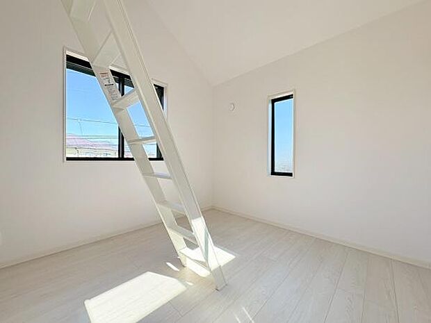 寝室5.12帖!ロフト付きのお部屋です。窓が多く陽当り+通風良好です。