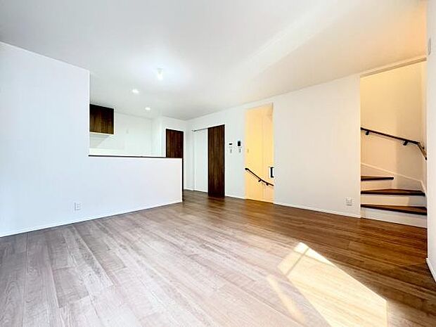 バルコニー側から見たリビングです!インテリアが考えやすい間取りですね。