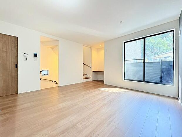 LDK15.5帖!陽当り+通風良好です!デスクカウンターもありお子様の宿題をやる場所だったりお好きな使い方ができます。