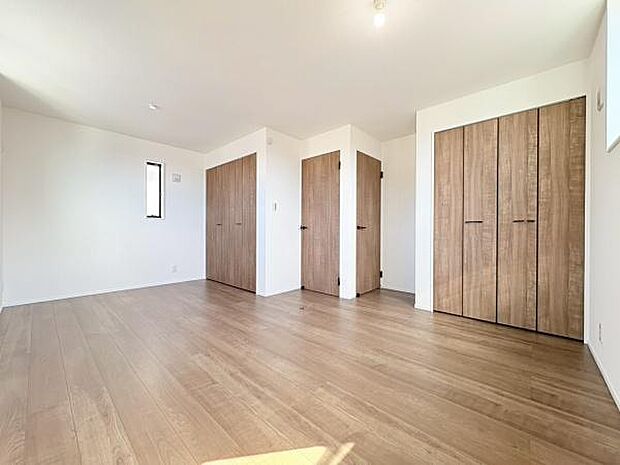 洋室4.5帖・5帖!広々使うことも仕切りをつけてお使いいただくこともできます。