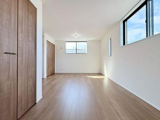 3Fにある洋室は仕切ることも広々使うこともできます。窓が多く明るいです!