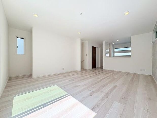 LDK17.89帖!陽当りが良く広々したリビングですね。