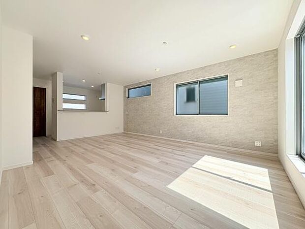 家族みんなが爽やかに健やかに過ごせるように、溢れる光をたっぷり取り込んだリビングダイニング。集いの場、憩いの場としての快適性を求めたやすらぎの空間です。