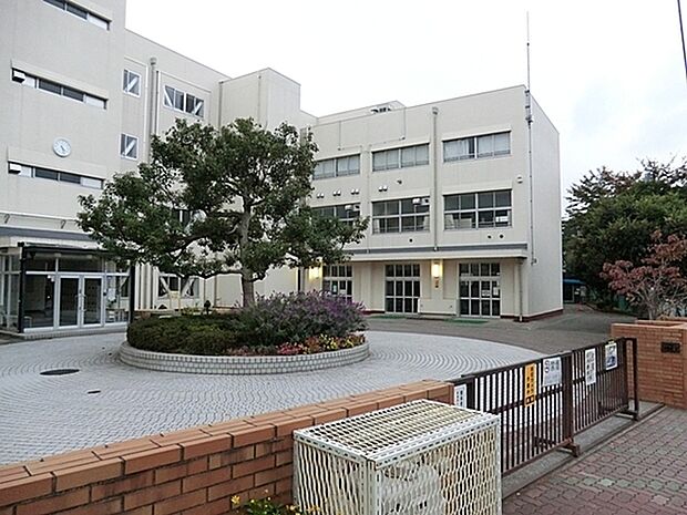 横浜市立永田台小学校まで522m
