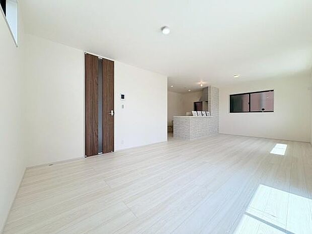 広々したリビングはとても明るくインテリアが考えやすい間取りになっています!