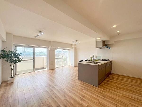 忙しい毎日だからこそ、帰宅した瞬間にほっと息をつける空間が大切です。リフォーム済みのLDKは、嫌なにおいや汚れの気になる箇所もなく、すぐにご自身らしい暮らしをスタートできます。