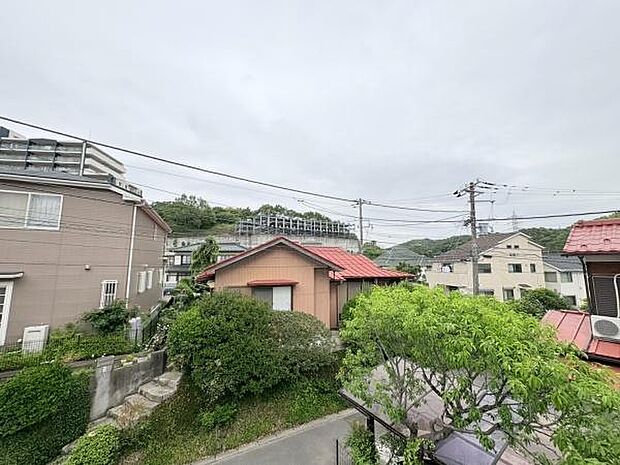 自然豊かな景観を楽しめる眺望です。遠くの山々や緑を望むことができ周囲には落ち着いた住宅が並んでいます。窓からの見晴らしが開放的で穏やかな環境が広がっています。