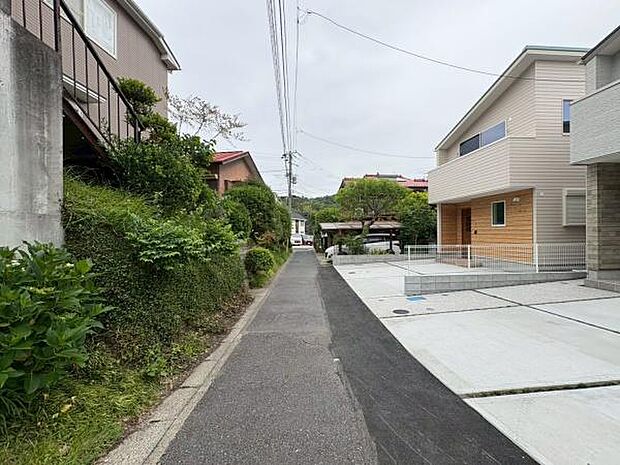 前面道路がしっかりと舗装されておりお車の出入りもスムーズに行えます。周辺は落ち着いた住宅が立ち並び住環境が整っています。駐車スペースも広めでゆとりある区画配置です。緑の多い景観が身近に感じられます。