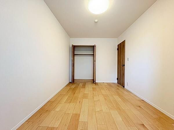 各部屋に大容量収納付きです。