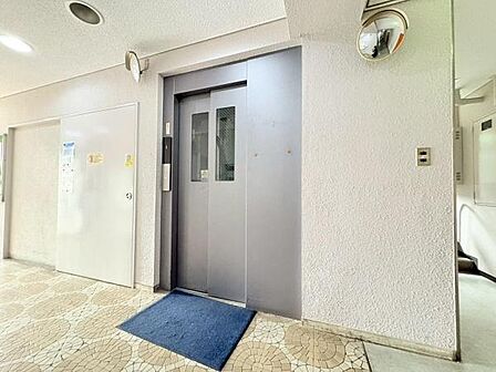 エレベーターが設置されているため移動が快適に行えます。広々とした共用スペースも印象的です。防犯ミラーが設置されており安心感のある空間です。フロアには清潔感があり日常の利用に便利です。