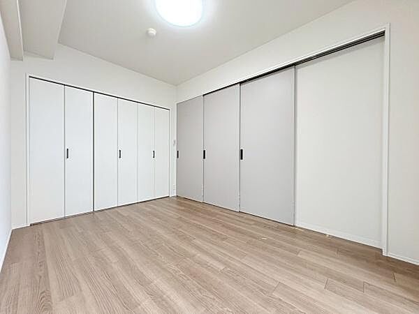 洋室6.0帖。隣のリビングと繋げて使用可能。