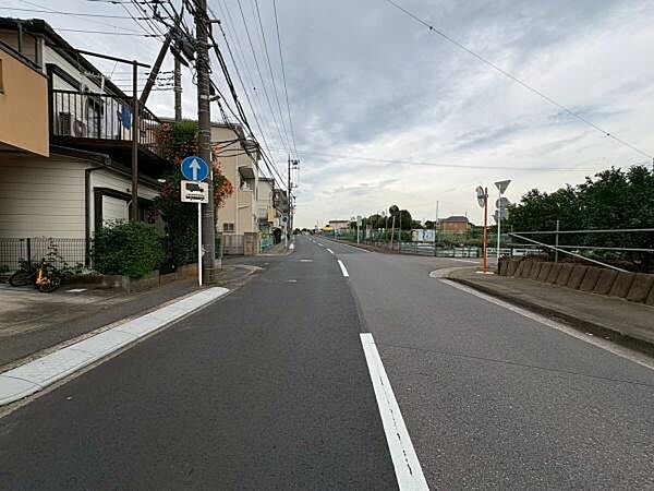 車の通りが少ない前面道路です