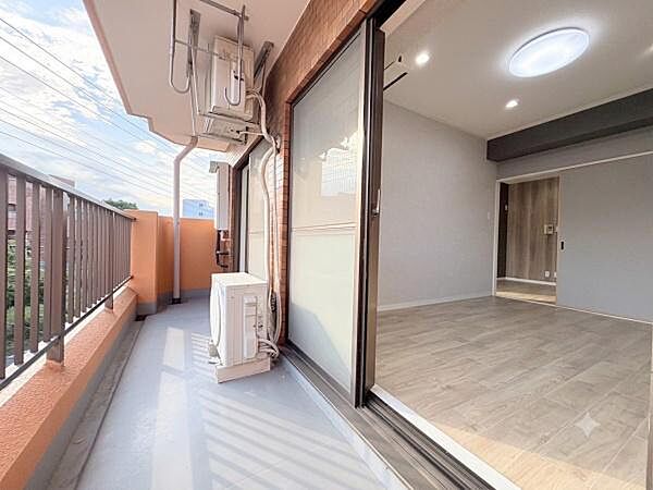 バルコニーから室内への出入りがしやすい設計です。開放感のある空間が広がっています。日差しが差し込みやすい向きが魅力です。しっかりとした手すりで安心感もあります。ゆとりのあるサイズ感です。