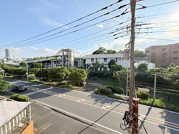 前面道路が広く開放感のある現地からの眺望です。視界を遮る高い建物が少なく空が広く感じられます。緑も多く落ち着いた街並みが広がっています。道路は直線で見通しが良い印象です。