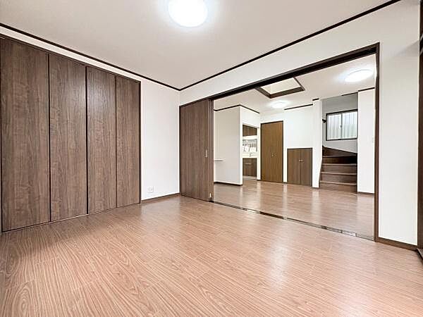 引き戸を開けるとこのように繋がるので広くお使いいただけます。