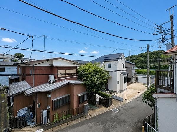 現地からの眺望は開放感のある住宅街の風景が広がっています。前方に遮るものが少なく空の広がりを感じることができます。周囲には住宅が並び穏やかな景色が望めます。天気の良い日には青空が印象的です。