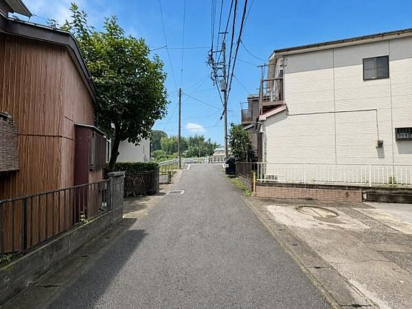 車の通りが少ない前面道路です。