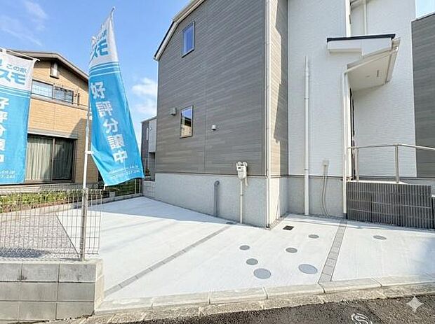 建物横にしっかり確保された駐車場スペースです。コンクリート舗装でお手入れが簡単です。出入り口も段差が少なく使いやすい設計です。お車の出し入れがしやすい広さです。