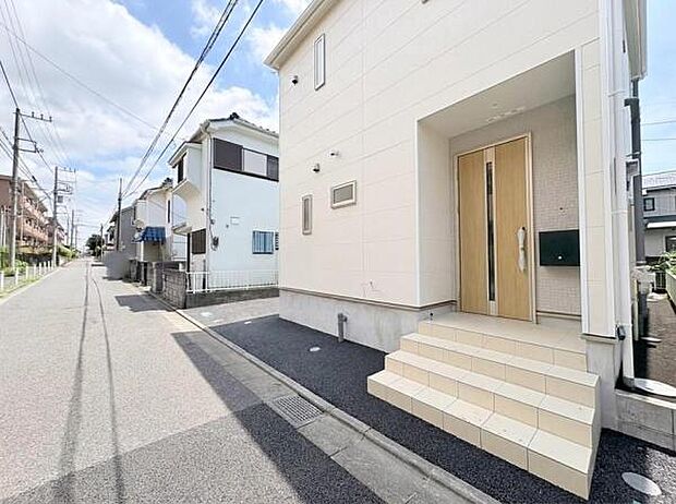 外から見た玄関です。