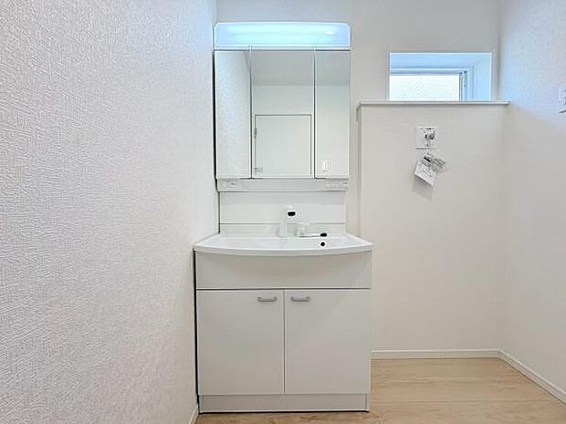 洗面室はゆとりある広さで、洗面台・洗濯機をまとめて配置しても窮屈さを感じさせません。室内は清潔感があり、内覧時の印象も良好です。毎日使う場所だから広さと清潔さは暮らしの快適度に直結するポイントです。