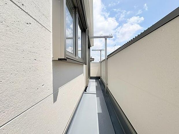 2階バルコニーです。陽当りが良く冬でも洗濯物がよく乾きそうですね。