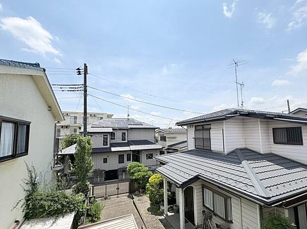 現地からの眺望は開放感のある住宅街の風景が広がっています。前方に遮るものが少なく空の広がりを感じることができます。周囲には住宅が並び穏やかな景色が望めます。天気の良い日には青空が印象的です。