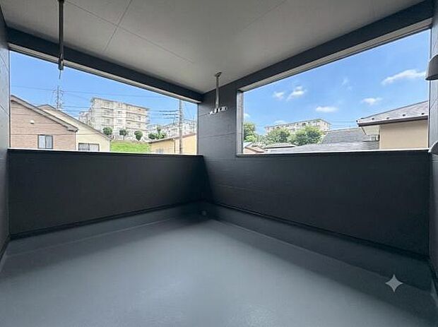 開放感のあるバルコニーは広々とした空間が広がっています。屋根が付いているため天候に左右されにくく使い勝手に配慮されています。周囲の景色を遮らず外の眺めも楽しめます。換気や日当たりも確保されています。