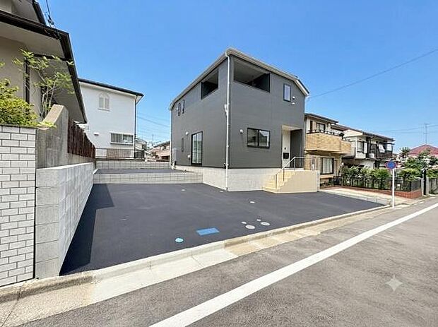 広々としたスペースの駐車場です。車の出し入れがしやすい設計になっています。舗装もしっかりと施されています。敷地内に位置しており車の管理がしやすい環境です。アクセスも便利な場所にあります。