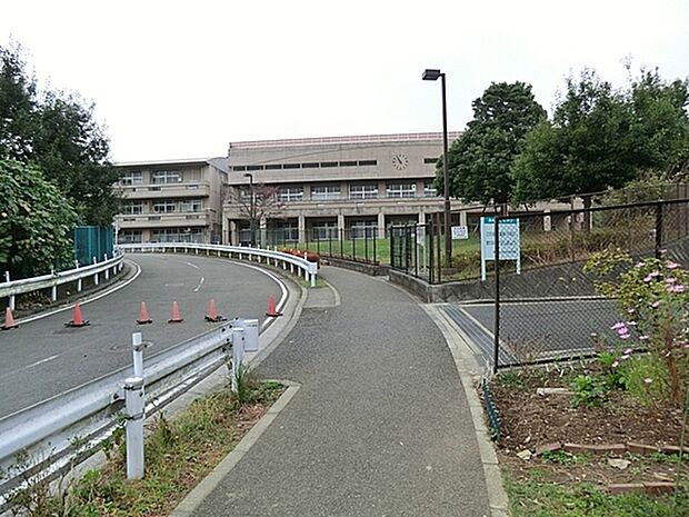横浜市立中山中学校まで1240m