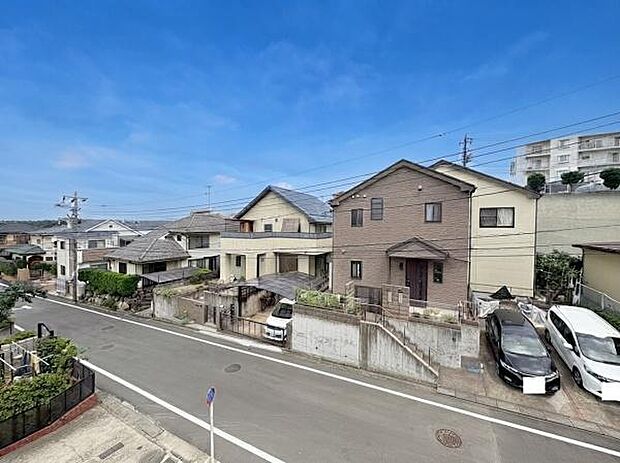 現地からの眺望はすっきりとした住宅街の街並みが広がっています。前面道路もゆとりがあり圧迫感を感じにくいのが特徴です。空の広さを感じられる開放的な景色も魅力のひとつです。