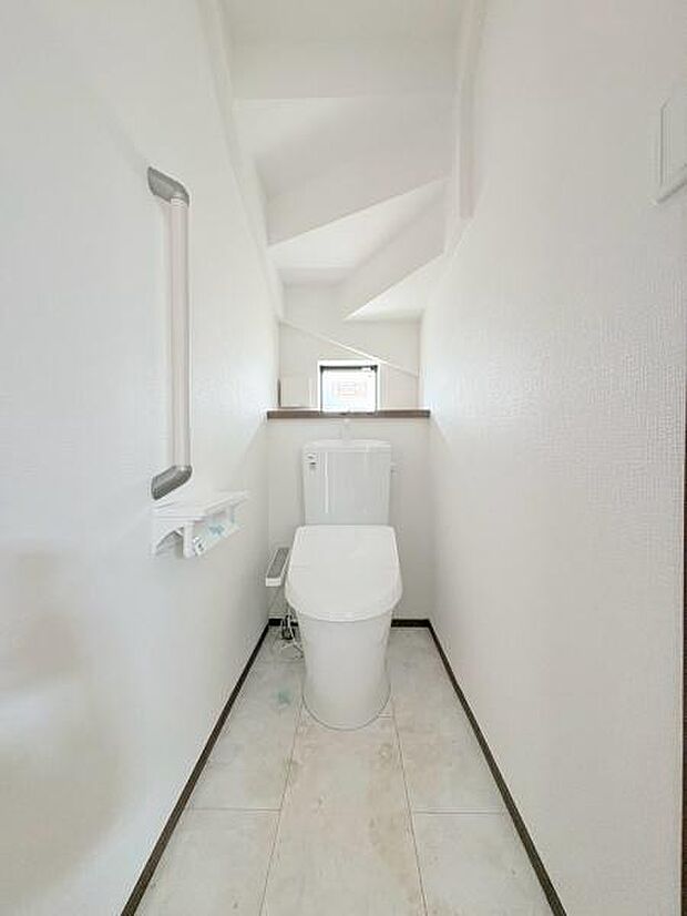 1階と2階にトイレがあります。多機能パネル付。施工中。