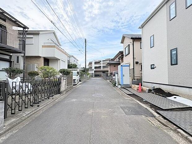 車の通りが少ない前面道路です。