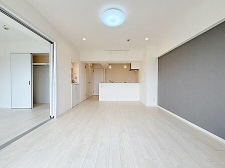 LDK13.5帖!バルコニー側から見たリビングです!リビングに繋がるお部屋と合わせて広くご使用いただくこともできます!