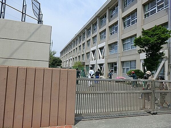 横須賀市立大津中学校まで1850m