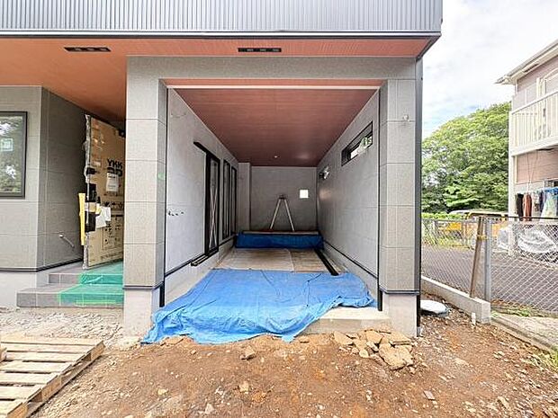 お車2台駐車可能です♪1台分はガレージ付で雨風から愛車を守ることができます!