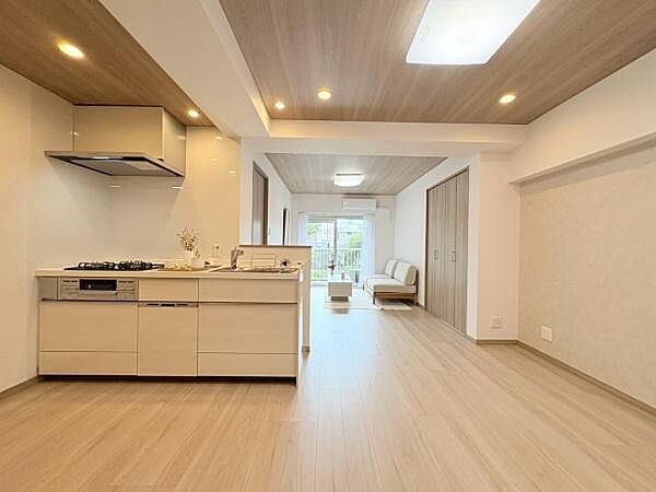 ナチュラルな木目調のフローリングが優しい印象を与えるリビングです。開放的な間取りでキッチンからリビング全体を見渡せます。大きな窓から光が入るため日中は明るさを感じられます。