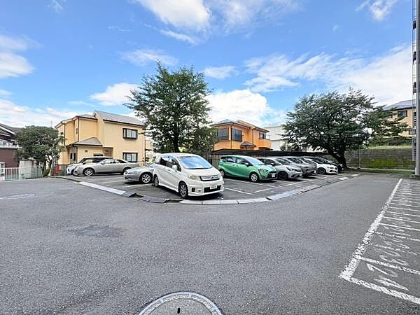 広々とした平置き式の駐車スペースが確保されておりゆとりのあるレイアウトです。敷地内の整備が行き届いています。周囲は落ち着いた住宅街に位置しています。