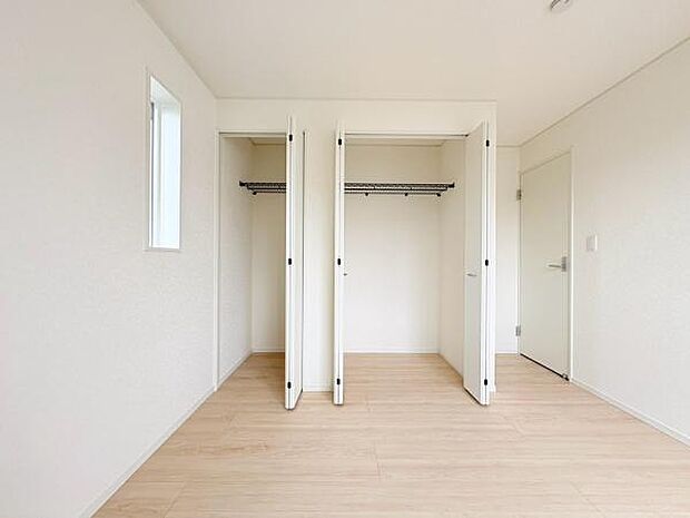 2つに分かれた収納スペースが使いやすい構造です。床や壁面が明るいため収納内部も見やすい印象です。ハンガーパイプ付きで衣類の整理がしやすいです。窓からの採光で明るさも感じられます。