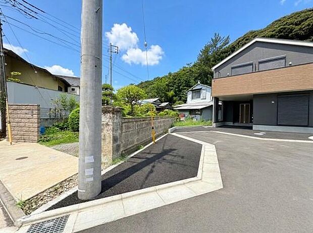 写真の左手前の飛び地も1号棟の土地となります。車の出入りもしやすい前面道路です。