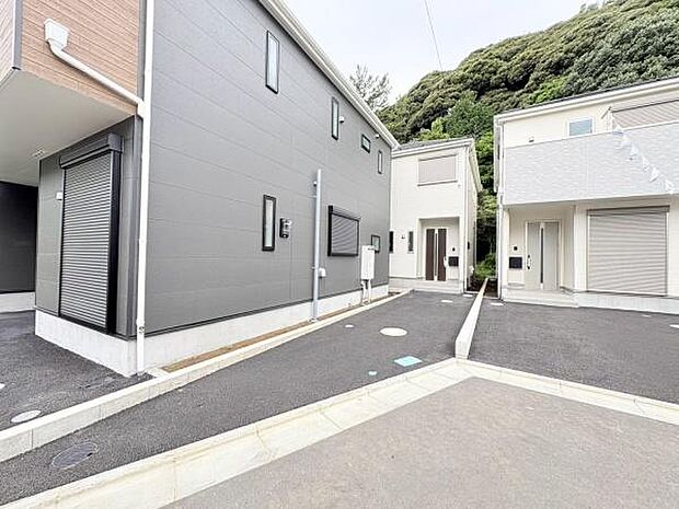 ゆとりあるスペースの駐車場が魅力的です。道路からそのままアクセスできるので便利です。敷地内にしっかりと確保されています。建物との距離感も十分です。手入れのしやすい舗装された駐車場です。