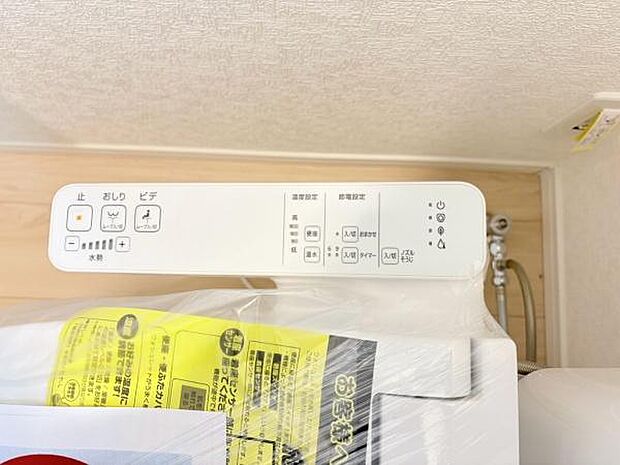 温水洗浄便座が設置されており快適な使用が期待できます。操作パネルもシンプルで使いやすいデザインです。清潔感のある空間が保たれています。細部まで配慮が感じられる設備です。日々の生活に便利な設備です。