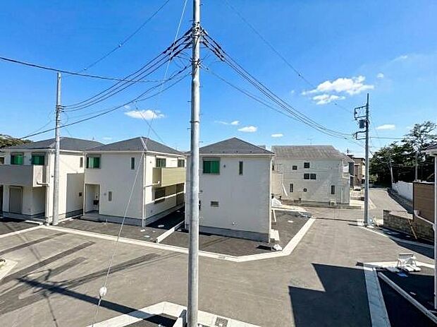現地からの眺望を活かした開放感のある空間が広がっています。周囲に建物が並び住宅地ならではの落ち着いた景観が楽しめます。晴れた日には青空が広がり明るい印象を与えます。