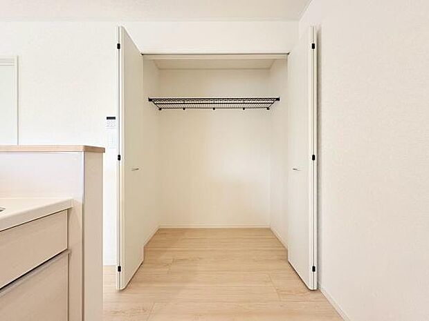 キッチンのすぐ横に広い収納があり、パントリーとしても家族共用の収納スペースとしてもご利用いただくことが可能です。1階の収納があると水などの重たいものを2階に持っていく必要がなく便利です。