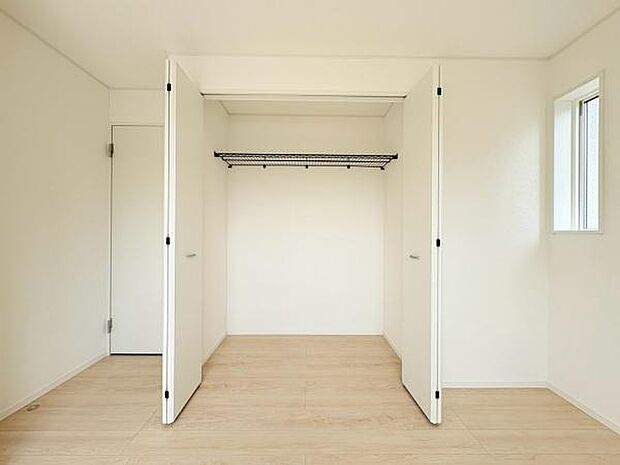 大きく開くクローゼット扉が使いやすい収納スペースです。室内は明るい木目調の床が広がります。収納部分は奥行きがあり整理整頓に便利です。換気に配慮した小窓付きで快適です。
